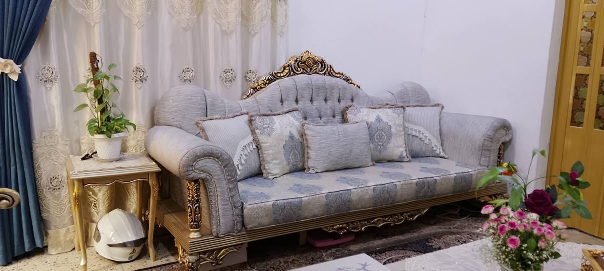 تخم ملكي للبيع 🚨.
نظيف جدا.
سعره : 1250 واحد وربع بي مجال🔥.
تفاصيل:  2 كبار و4 صغار وطبله كبيره و2 صغار وتخم تغطيه جراجف.  
تواصل:  ***********
