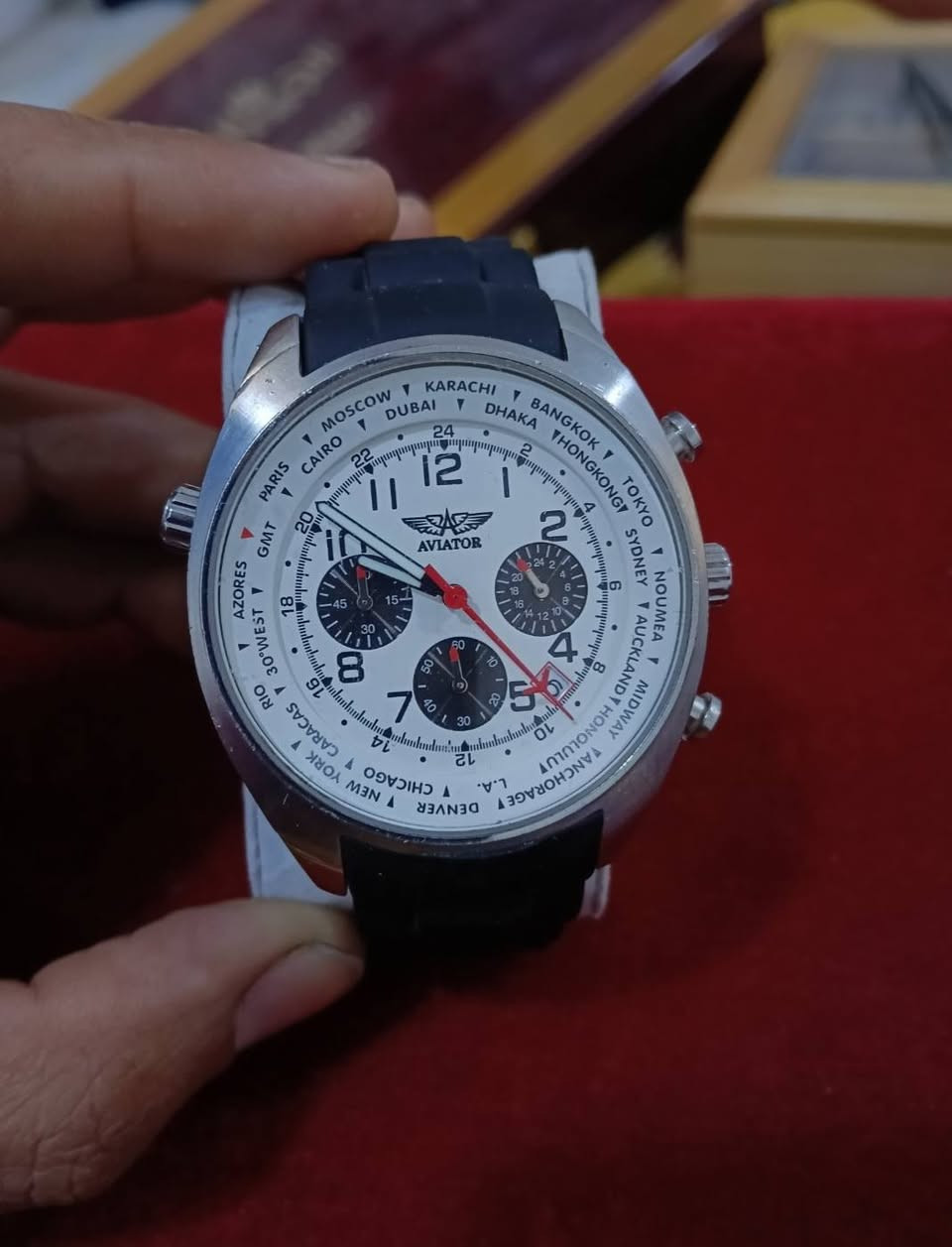 للبيع: ساعة AVIATOR (إصدار F-Series) توقيت عالمي
ساعة رجالية أنيقة وعملية، تجمع بين التصميم الكلاسيكي للطيران والوظائف المتعددة، مثالية للمسافرين ومحبي التميز.
أهم المواصفات:
• الموديل: Aviator AVW5839G4 (فئة F-Series).
• الوظائف:
    ◦ كرونوغراف (ساعة إيقاف): لقياس الوقت بدقة.
    ◦ توقيت عالمي (World Time): إطار داخلي دوار يعرض التوقيت في 24 مدينة عالمية (مثل لندن، دبي، طوكيو، ونيويورك).
    ◦ عرض التاريخ: نافذة صغيرة لعرض تاريخ اليوم.
    ◦ نظام 24 ساعة: عقرب إضافي لعرض الوقت بنظام 24 ساعة.
• التصميم:
    ◦ المينا: أبيض مع مؤشرات سوداء واضحة وعقارب مضيئة.
    ◦ الهيكل: ستانلس ستيل (فولاذ مقاوم للصدأ) بقطر حوالي 43-44 مم.
    ◦ الحركة: حركة كوارتز يابانية دقيقة.
    ◦ السوار: سوار المطاط المتين.
    ◦ مقاومة الماء: مقاومة للماء

السعر خاص


**إذا كنت صاحب هذا الإعلان وتريد حذفه لأي سبب، رجاءا أرسل رسالة إلى الدعم الفني**