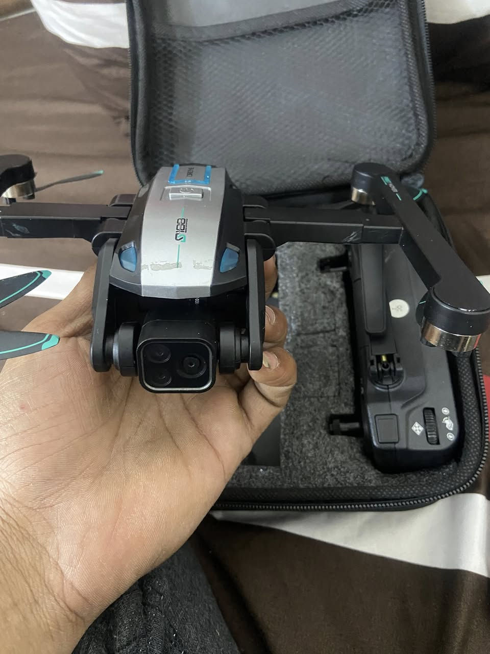 سلام عليكم درون تصوير للبيع 

كامره 4k حقيقي 
بيها 3 عدسات 
عدستين تصوير فيديو 
عدسه تصوير صور 

مكان نجف 65 الف مع التوصيل داخل النجف 
***********
