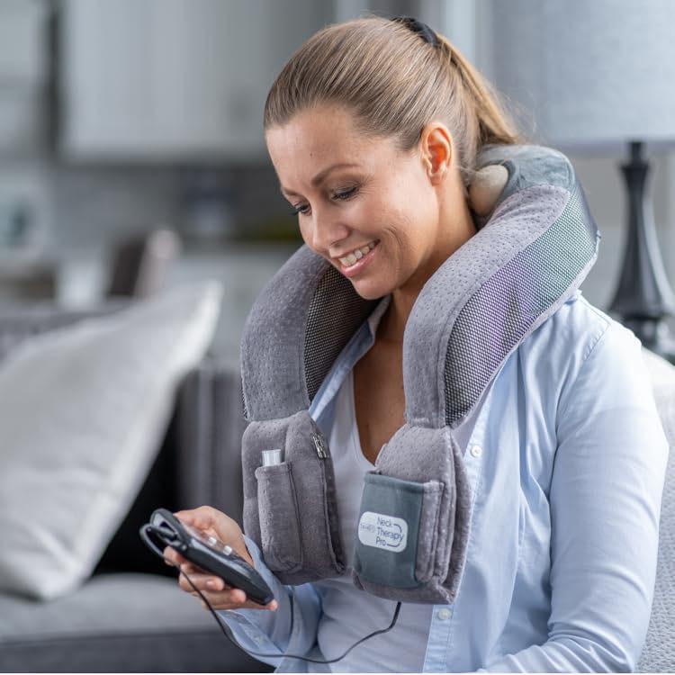 جهاز تخفيف آلام الرقبة المعروض هو منتج DR-HO'S Neck Pain Pro، وهو مصمم خصيصًا لتخفيف الألم والتشنج في منطقة الرقبة والكتفين. 
الميزات والفوائد الرئيسية:
تقنيات متعددة: يجمع الجهاز بين تقنيات TENS (تحفيز الأعصاب الكهربائي عبر الجلد) و EMS (تحفيز العضلات الكهربائي) ونبضات AMP الخاصة (النبضات ذاتية التعديل) لتوفير راحة شاملة وتجنب تعود الجسم على نوع واحد من التحفيز.
تصميم مريح: تم تصميم الوسادة الإسفنجية المتوافقة مع منحنيات الرقبة والكتفين لتوفير أقصى قدر من الراحة والدعم.
تخفيف الألم: يساعد على التخفيف السريع من الصداع وآلام العضلات والآلام المزمنة المرتبطة بالتهاب المفاصل في الرقبة والكتفين.
زيادة الدورة الدموية: يحفز الدورة الدموية الموضعية للمساعدة في تهدئة العضلات المتعبة والمؤلمة.
محمول وسهل الاستخدام: يعمل بالبطاريات، مما يجعله مثاليًا للاستخدام في المنزل أو العمل أو أثناء السفر.
ملحقات إضافية: يمكن فصل وحدة التحكم الرئيسية واستخدامها مع ضمادات الجسم المرفقة (تباع ضمن الحزم المختلفة) لاستهداف مناطق أخرى من الجسم مثل الظهر أو الساقين. 
ملاحظة هامة: هذا الجهاز غير مخصص لتشخيص أو علاج أو الوقاية من أي مرض. يوصى دائمًا باستشارة الطبيب قبل استخدام أي جهاز علاجي، خاصة إذا كنت تعاني من حالات طبية معينة مثل استخدام جهاز تنظيم ضربات القلب أو ارتفاع ضغط الدم أو الصرع أو أثناء الحمل.
للتواصل خاص او واتساب ***********
التوصيل لجميع محافظات العراق
