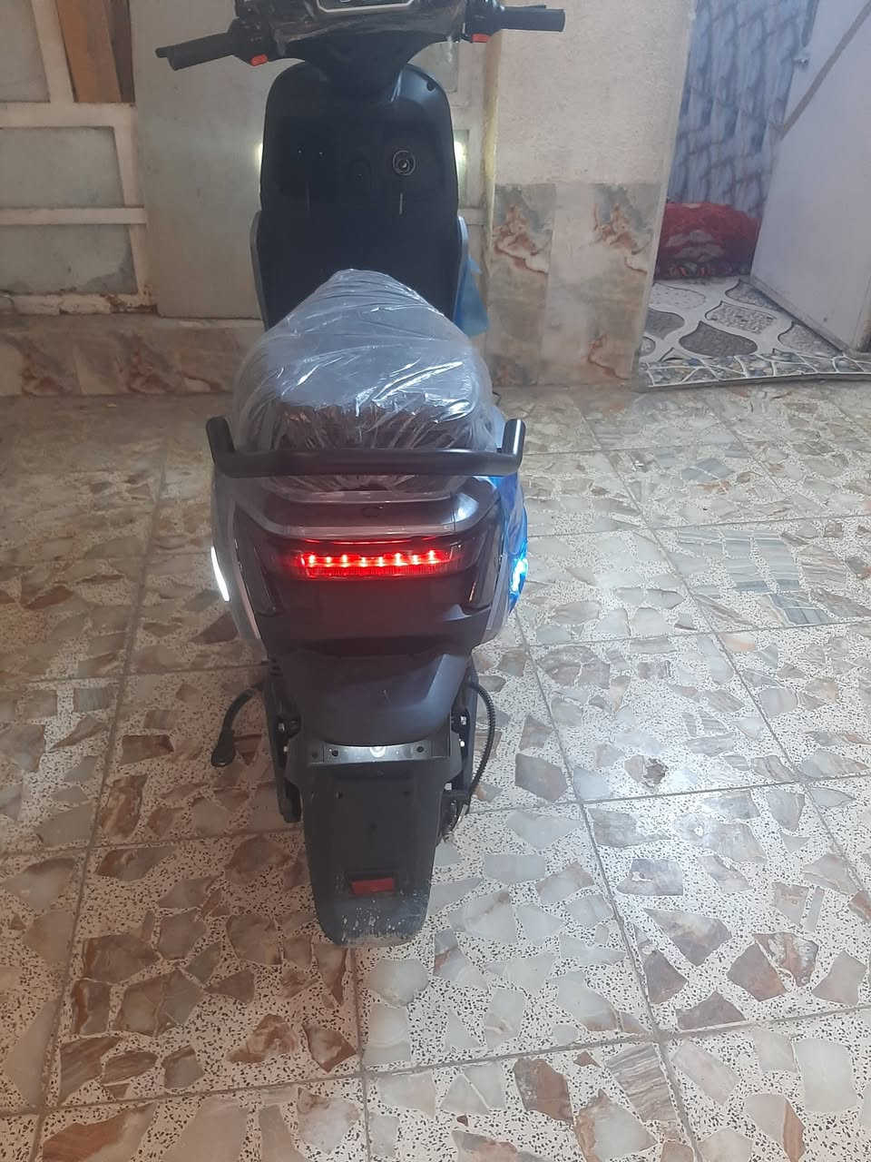 السلام عليكم
دراجه شحن للبيع نوع   ايرون مان XJ    فول مواصفات  استخدام يوم واحد فقط السعر 850  
***********
