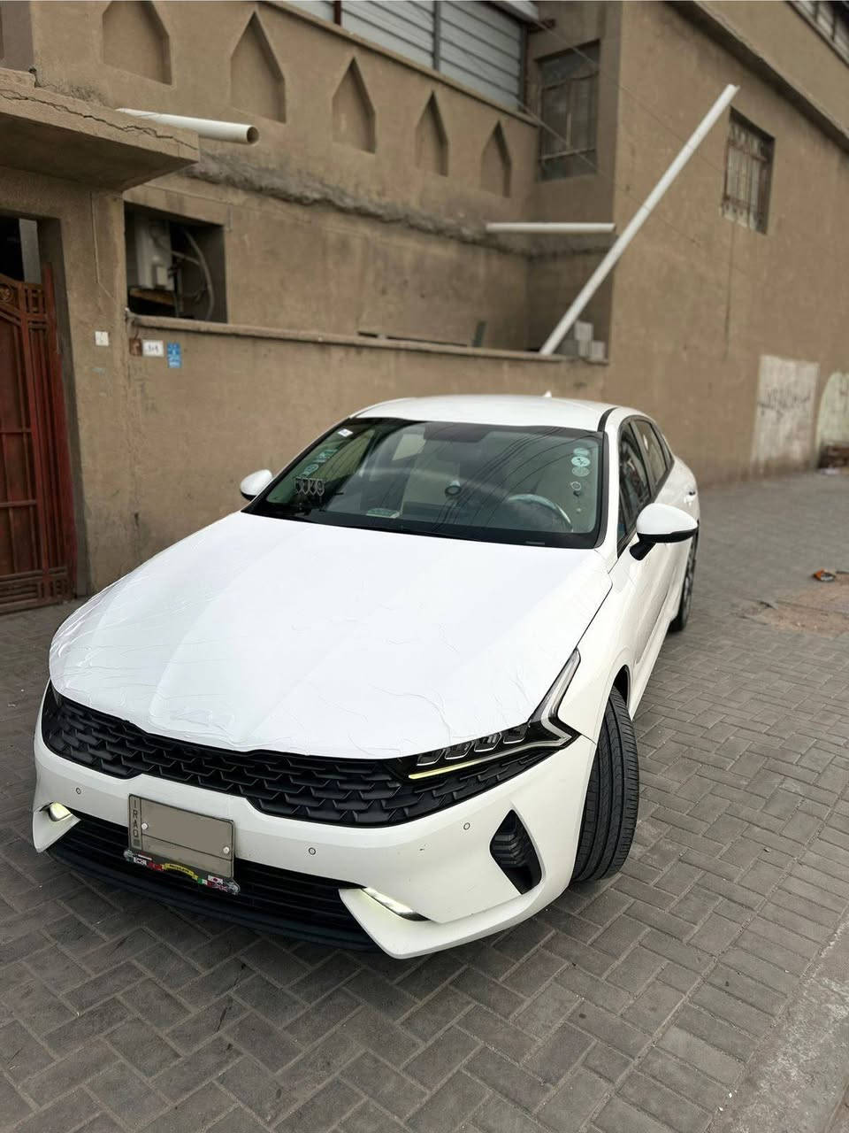 السلام عليكم K5 خليجي موديل 2022 اقساط استقطاع مباشر رقم بغداد السياره بيها صبغ بلصندوق حسب ما موضح بلصوره وبيها بارد بلجاملغ الامامي الايمن مثل ما موضح .
السياره فول عدا الفتحه بصمتين تشغيل عن بعد حساسات ٣٦٠ كامره دواره كشن كهربائي تحكم ستيرن تحديد مسار مثبت سرعة  مكينه ٢٠٠٠ دوش 
مكينة كير تبريد حدادة طخم تاير باتري كله جديد 
للاستفار : ***********
الموقع : القبلة حي الجامعة 
السعر :169 وبيها مجال
