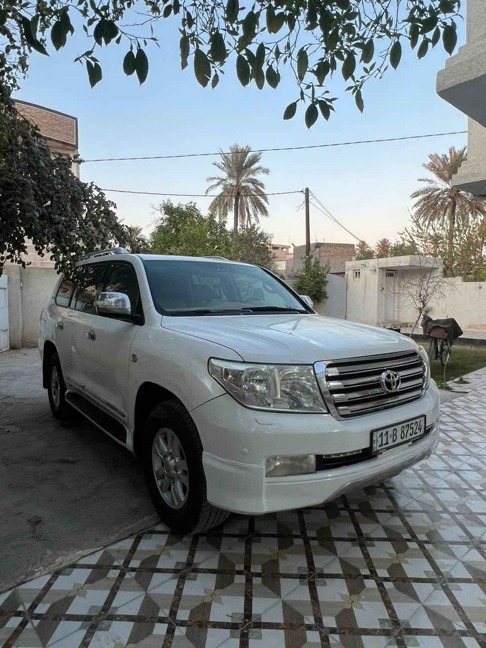 السلام عليكم لاندكروز ستينيه موديل 2011رقم بغداد انكليزي بسمي فول مواصفات كفاله عامه عدا الجاملغ الامامي بارد بسيط السعر 305 للاستفسار ***********
