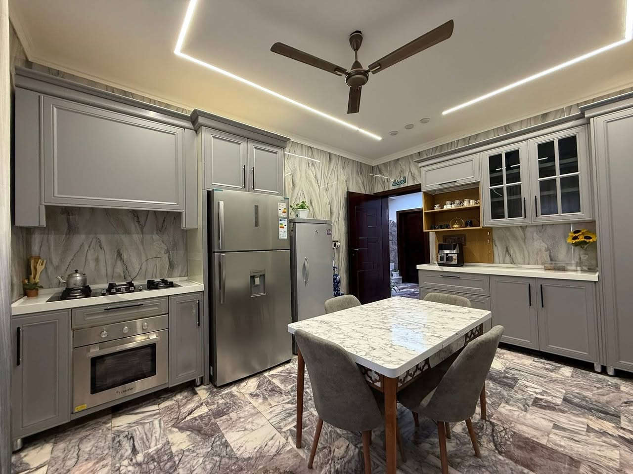 🏡دار للبيع🏡.            طابو صرف
المساحة :200م /الواجهية 10م /النزال 20م 

📍موقع الدار ::ابي غرق حي الشرطة 

🚫الطابق الاول ::صالة/هول /مطبخ /غرفة /مناور /صحيات داخلية وخارجية /كراج 

🚫الطابق الثاني ::هول /غرف عدد 3/مجمع صحيات 

————————————————-
للاستفسار مراسلة الصفحه 
او الاتصال على الارقام 

‭0773 507 5295‬
