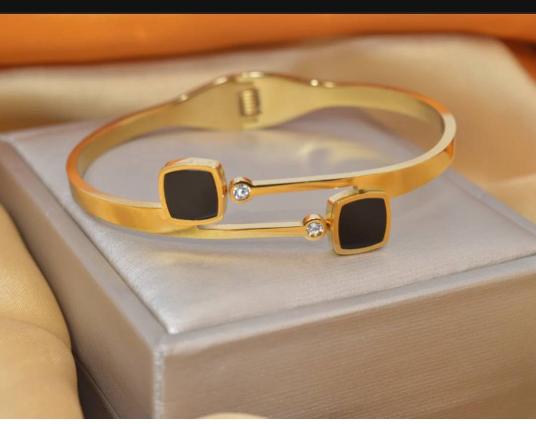 اساور ستانلس ستيل ذهبي طلاء ثابت سعر القطعه 4 الاف فقط توصيل داخل بلد وجميع المحافضات ✨🔥


**إذا كنت صاحب هذا الإعلان وتريد حذفه لأي سبب، رجاءا أرسل رسالة إلى الدعم الفني**