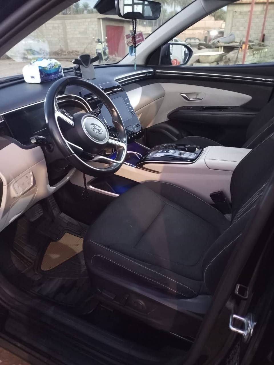 🚗 للبيع: هيونداي توسان2022 

📍 مكان السيارة: بغداد

📞 للتواصل: ‭٠٧٨٢ ٢٦٥ ٦٤٩٨‬
 
⚠️ حالة السيارة:

• وارد امريكي هايبرد 

⚙️ المواصفات:

• فول مواصفات عدا البنوراما

• تشغيل عن بعد

• حساسات امامية وخلفية

• بصمة تشغيل

• بصمة ابواب

• اشارات بالمرايا

• تبريد منفصل قطعتين

• ستائر خلفية

• نظام مانع انزلاق

• نظام توقف ذاتي Auto Hold

• هاند بريك دكمة

• حاجب LED

• كشافات

• تحكم ستيرن جهتين

• مقاعد كهربائية

• 3 انظمة قيادة (Eco - Sport - Normal)

• شاشة وسطية تدعم Apple CarPlay

• شحن لاسلكي

• مرايا قابلة للطي

📌 تفاصيل إضافية

• رقم السيارة: بغداد مشروع وطني

• باسم المالك تحويل مباشر

• لون السيارة: اسود

السعر : 170 وبيهه مجال
