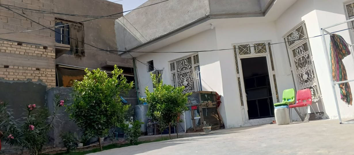 سلام عليكم دار للبيع مكانة صويرة شارع المطار خلف نصير ابو الدهن يبعد عن الشارع العام 200م المساحة 200 يحتوي على كراج حديقة غرفتين صالة منور إلى اخر....   واجهة 11  سعرة 52 بي مال للشراي مكلف بل نشر ***********
