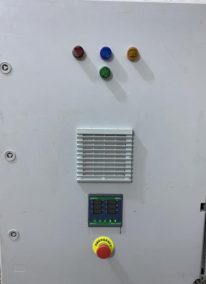 أمان بيتك يبدأ من تحويل كهرباء صحيح… جهاز ATS هو الحارس الكهربائي للبيت!

كثير حرائق تصير بسبب التحويل اليدوي بين الوطنية والمولدة… شرارة بسيطة، خطأ واحد، أو تشغيل المصدرين بنفس الوقت تكفي تسبب كارثة.
وهنا يجي دور جهاز السيطرة ATS.

🔒 ليش الـ ATS يعتبر أهم جهاز أمان بالبيت؟

✔️ تحويل بدون تماس
ماكو لمس للسويتج أو أسلاك → يعني ماكو شرارة ولا حرارة زايدة.

✔️ يمنع تشغيل الوطنية والمولدة سوا
وهذي أهم نقطة، لأن تشغيلهم بنفس الوقت يسبب تماس قوي ممكن يولّع اللوحة خلال ثواني.

✔️ فصل تلقائي عند الفولت الخطأ
إذا الوطنية نزل فولت أو صعد فجأة… الجهاز يفصل ويحمي البيت والأجهزة.

✔️ تحويل ناعم بدون صدمة كهربائية
ما يصير هزة كهرباء بالأجهزة مثل ما يصير بالتحويل اليدوي.

✔️ يشغّل ويطفّي المولدة بأمان

⸻

⚡ ليش الناس تختار كادر أبو رقية؟
 • ضبط وبرمجة صحيحة للـ ATS
 • مواد أصلية
 • شغل آمن بدون مخاطرة
 • خبرة قوية بالتأسيس والحماية الكهربائية

كادر أبو رقية…
مو بس شغل كهرباء، شغل أمان وحماية للبيت وللعائلة✅
لاستفسار اكثر:
واتساب. ***********@
