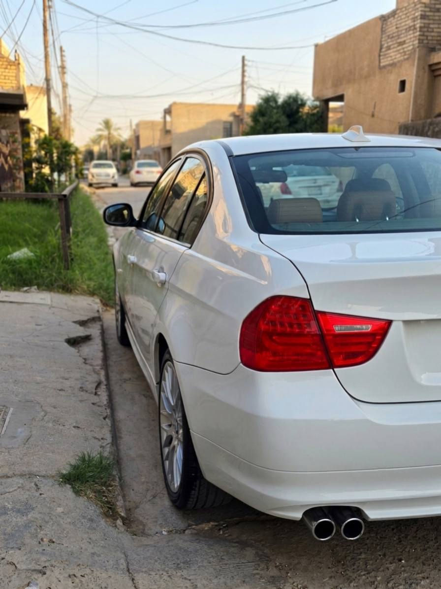السلام عليكم ورحمة الله وبركاته
السعر خاص او عند الاتصال
عندي بي إم دبليو e90 328i موديل 2011 للبيع.
رقم بغداد الإنكليزي الجديد. 
· وارد أمريكي كلين تايتل (clean title) يعني نظيفة وما مصبوغة ولا متعرضة لحادث.
·فقط ضربة خفيفة جداً بباب السائق، شغلة بسيطة يعدلها أي مصلح وترجع وكالة بدون صبغ ولا تعقيد.

المواصفات:

· محرك 6 سلندر N52 المرغوب، مكينة ممتعة بالسياقة وبنفس الوقت اعتمادية وعملية.
· المكينة والكير شد مال حاوية. 
· الداخل جلد بلون مميز جداً، كراسي كهرباء، وفتحة سقف سلايدروف.
· شاشة عقل أصلية.
· تم تحديث المازدات بالكامل إلى شكل موديل LCI 2013، يعطي منظر مرتب وحديث.
· المرايا كهرباء شفط وفيها خاصية الميلان الذكي لما ترجع للخلف.
· كهربائيات السيارة 100% سليمة، كل شيء شغال بدون أي تجطيل.

الصيانة والتجهيزات (متعوب عليها بصراحة):

· بلكات BMW أصلية 6 كلهن جديدات مع مجاول جديدة.
· إطارات بريدجستون Bridgestone جديدة بالكامل.
· دسكات أمامية وخلفية جديدة.
· قاعدة فيول بم وفلاتر جديدة.
· تعبئة ماء زيتي أخضر. 

· السيارة باسمي وتحويل مباشر.
· السنوية جديدة نافذة لغاية 2031.
· فحص الهزة جديد، مخلصينه قبل شهر واحد فقط.
· الصدر الخلفي 90% والأمامي 75%.

ملاحظات للأمانة فقط:

· السيارة تحتاج بس لاستيك رباط للصدر الأمامي.
· التبريد عاطل يحتاج صيانة للمنظومة.
فلوس الصيانة تنزل من سعر السيارة
· غير هالشغلتين، شغل واطلع وما تشكي من شي، سيارة جاهزة للاستخدام اليومي.

المكان: بغداد – الدورة
للتواصل والاستفسار: *********** (اتصال أو واتساب) أو مراسلة عالخاص. بغداد, العراق
