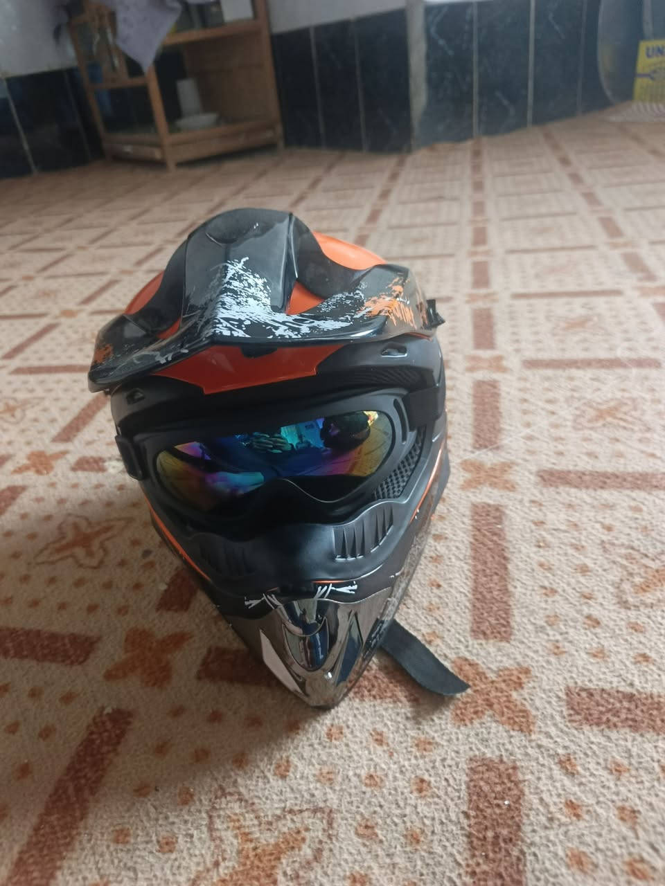 السلام عليكم خوذه للبيع اللي يريده يتصل علي على هالرقم واتساب***********
