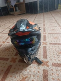 خوذه للبيع اللي يريده يتصل علي على هالرقم واتساب07760726168