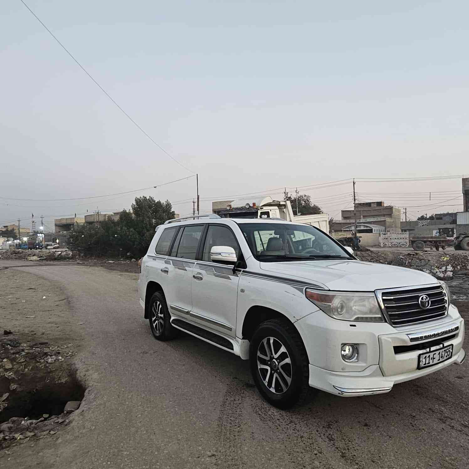 السلام عليكم لاندكروز لبيع مديل 2009 محدثه 2014 سياره مكفوله كفاله عامه عده جه عكس سايق شيلين شريط القديم وشيل صبغ ويه يعني بس جوه شريط مو عله طوله شريط مسافات 
سياره مال بيت فول موصفات 6سلندر سياره بسمي مكان بغداد معامل 
***********
