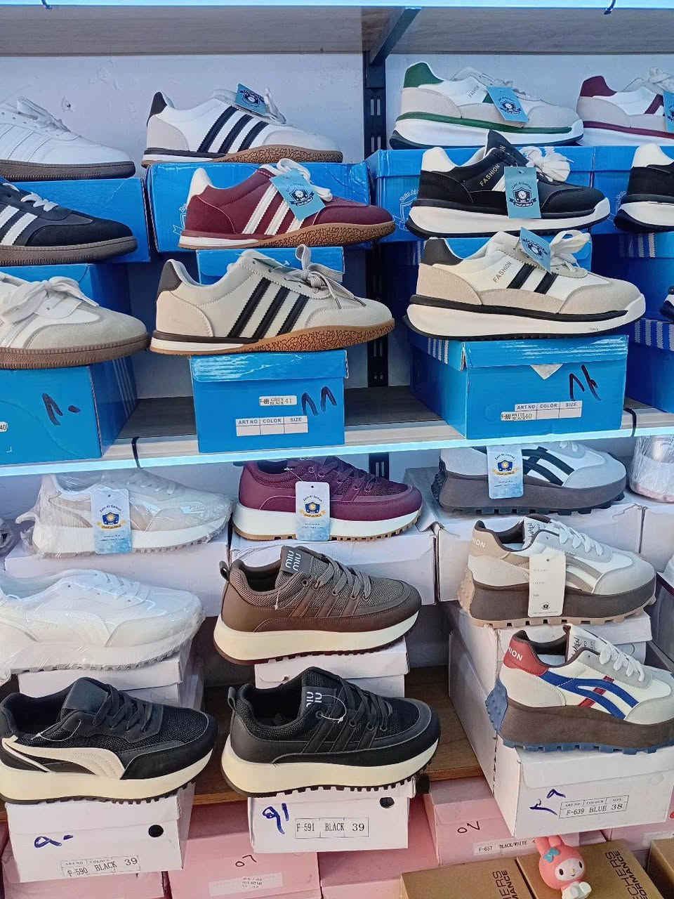 عندي شلعة 900 قطعة اغلبهن يشتغل شبابي نسائي قياسات من 36 الى 41 والقطع كلها ماركات والكتاب مبين من عنوانه القطعة على 8 ونص مكاني بغداد حي اور لتفاصيل اكثر الاتصال على ***********
