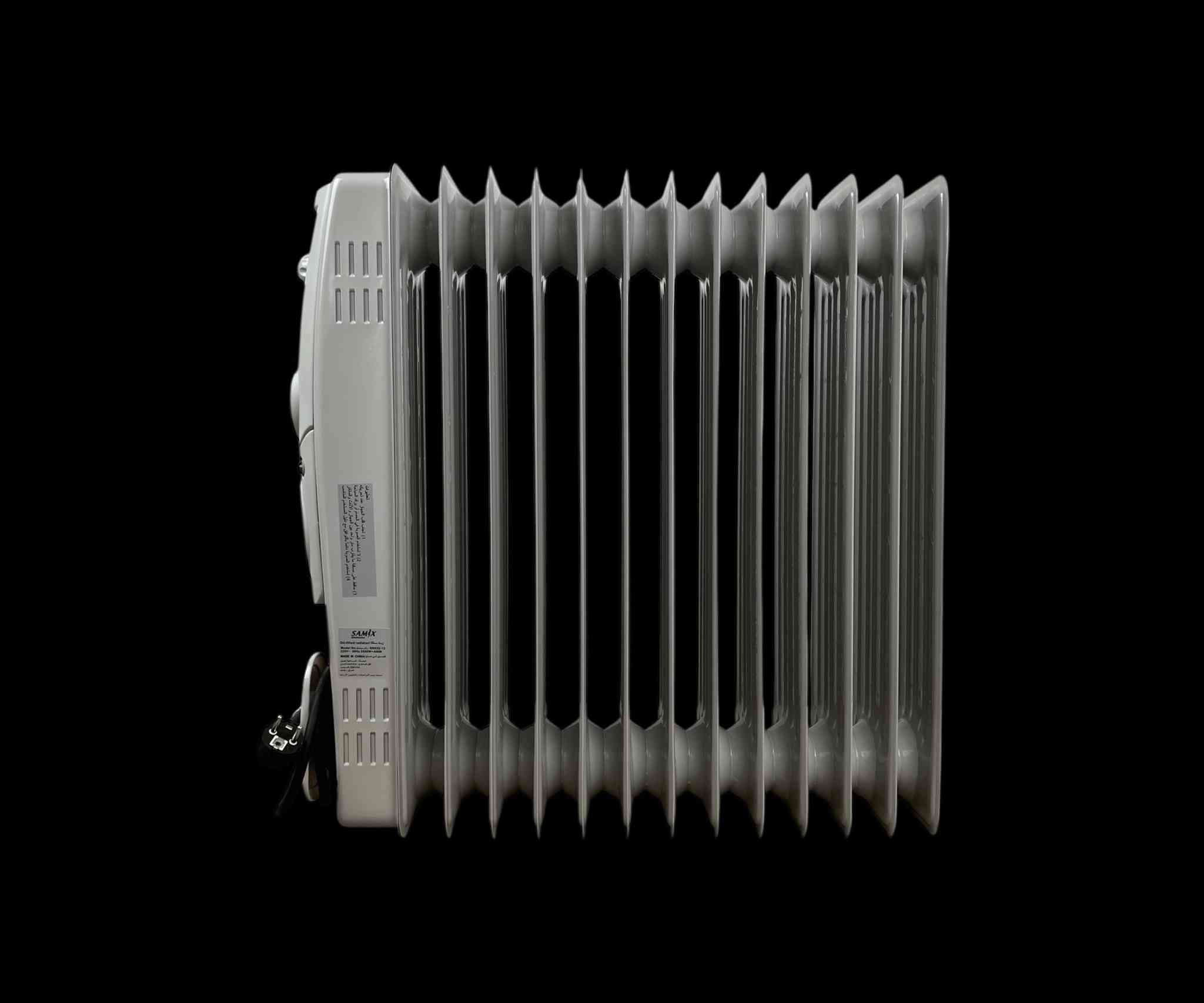 مدفأة زيتية 13 خانة من SAMIX مع مروحة + منشر هدية

الاستخدامات واتساب ***********

تدفئة فعّالة للمنازل، المكاتب، الغرف المغلقة والمساحات المتوسطة.

مناسبة للاستخدام لفترات طويلة بفضل نظام التسخين الزيتي الذي يحافظ على حرارة ثابتة.

مثالية لغرف النوم لكونها أكثر أمانًا وهدوءًا مقارنة بالمدافئ التقليدية.

خيار ممتاز للأشخاص الذين يريدون توزيع حرارة ناعمة وغير مزعجة.

يمكن استخدامها للتدفئة المحلية بجانب الجلوس أو المكتب.

المميزات

عدد الخانات: 13 خانة لتوزيع الحرارة بشكل متساوٍ في الغرفة.

3 مستويات للتدفئة للتحكم بدرجة الحرارة حسب الحاجة.

مزودة بمروحة مدمجة (Fan Heater) لرفع سرعة توزيع الحرارة عند الحاجة.

منظم حرارة (Thermostat) للتحكم بدرجة الحرارة تلقائيًا ومنع ارتفاعها.

نظام حماية من ارتفاع الحرارة لضمان أمان كامل أثناء التشغيل.

مؤشر تشغيل يُظهر حالة الجهاز بوضوح.

قدرة كهربائية: 220V50Hz 2500W

إمكانية لفّ السلك في قاعدة الجهاز لتخزين مرتب وسهل.

عجلات دوّارة لسهولة نقل المدفأة داخل المنزل.

أرجل معدنية قوية لثبات أعلى عند الوقوف.

سخان داخلي يعتمد على الزيت يحافظ على الحرارة لفترة أطول حتى بعد الإطفاء.

هدية منشر قابل للتركيب يمكن استخدامه لتدفئة وتجفيف الملابس الخفيفة.

ضمان لمدة سنة من تاريخ الشراء.

محتويات الصندوق

مدفأة زيتية 13 خانة SAMIX.

مروحة مدمجة داخل الجهاز.

منشر هدية (قابل للتركيب على المدفأة).

4 عجلات دوارة مع براغي التثبيت.

قطعتا تثبيت معدني لقاعدة المدفأة.

قوسان معدنيان لتثبيت المنشر.

سلك كهرباء قياسي نوع أوروبي بطول 140 سم.

دليل الاستخدام كاملاً باللغة العربية.

الملاحظات

يجب وضع المدفأة على سطح ثابت أثناء التشغيل.

تجنب تغطية المدفأة نهائيًا أثناء عملها.

المنشر المرفق مخصص للملابس الخفيفة فقط وليس للأوزان الثقيلة.

ينصح بعدم تشغيل الجهاز في أماكن رطبة جدًا مثل الحمامات.

في حال انقطاع الكهرباء أو ارتفاع الحرارة، سيتوقف الجهاز تلقائيًا حتى يعود للوضع الآمن.

يجب التأكد من تركيب العجلات بشكل صحيح وفق الدليل قبل التشغيل.

الزيت الموجود داخل المدفأة غير قابل للاستبدال أو الفتح.
