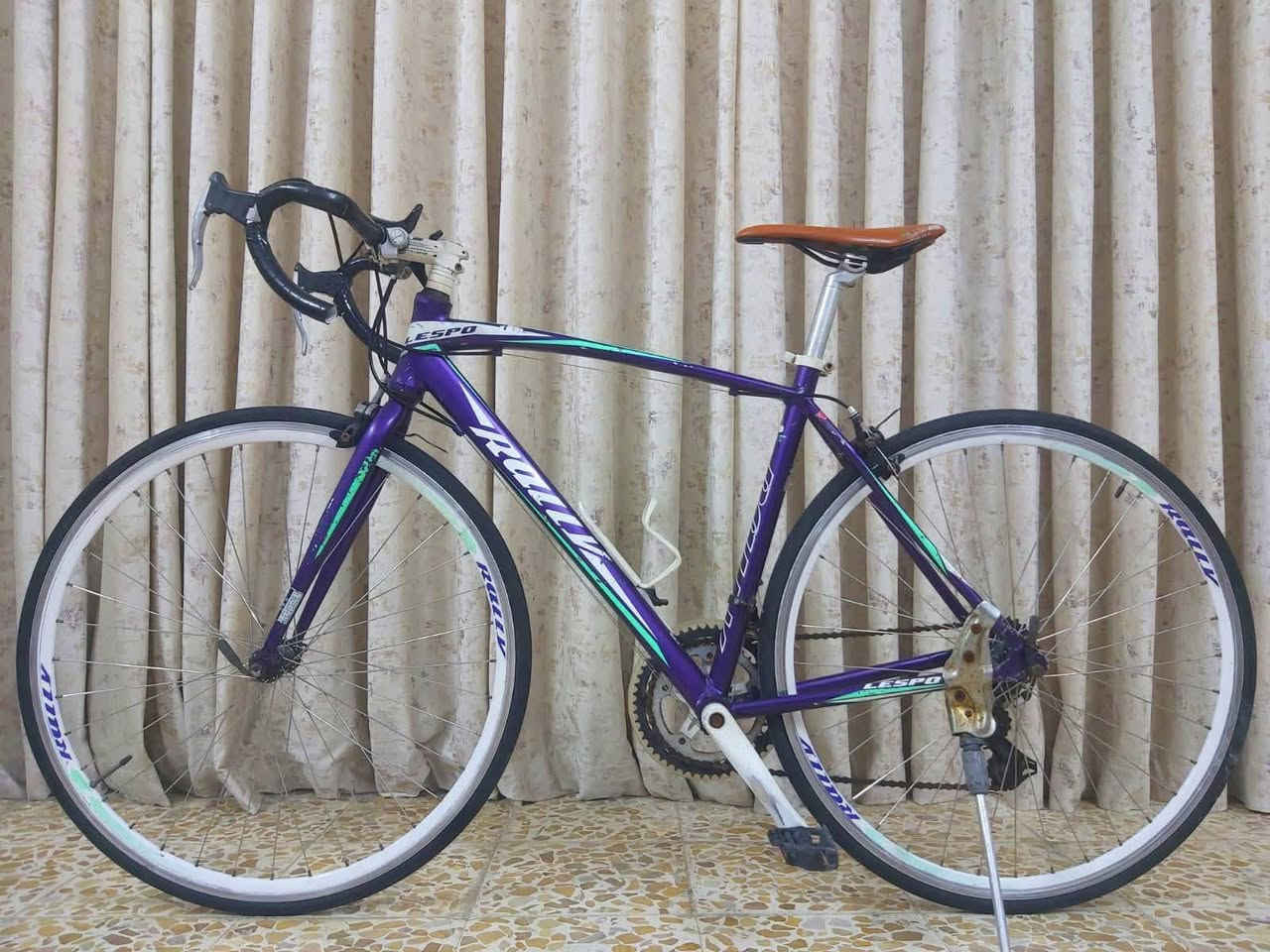 دراجة رود ماركة RALLY ياباني لشة مضلعة نظافة 93/% وضع رمبة 

معدن فول المنيوم 
                         سستم شيمانو كامل 
                                                    دشالي 2امامي 7خلفي 

نظام الويالة كمبليون 
                           الدراجة جاهزة من كلشي بدون اي نقص

السعر 120الف وبي مجال 

((العنوان/بغداد/البلديات)) رقم الهاتف ***********
