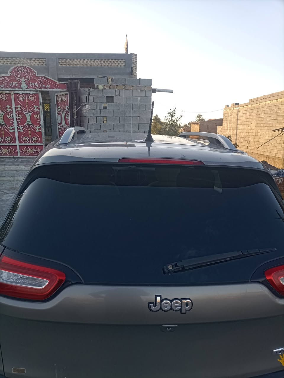 السلام عليكم جيب شيروكي بزون موديل 18رقم ميسان السعر 12٠ اتصل على الرقم ***********
