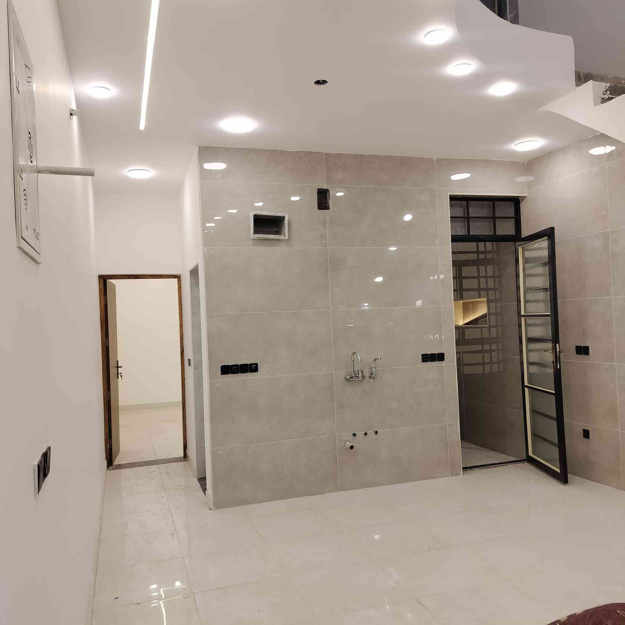 سلام عليكم 
عقار للايجار 
مساحه 100 متر طولاني بناء جديد غير مسكون 
يحتوي علئ منضومه تبريد مركزي (دكتات) 
وتئسيس البيت بمنضومه بواري من شركه foreman 
وئساله 
يتم التئجير بعقد 
التواصل مع الرقم التالي ***********
