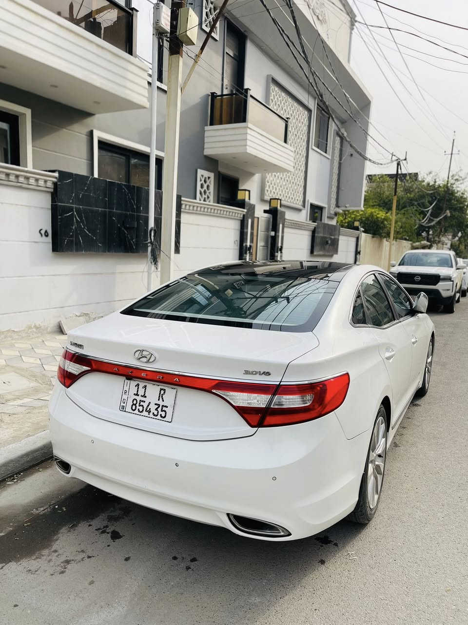 السلام عليكم هونداي ازيرا للبيع (بدون مراوس) موديل 2014 خليجي فول مواصفات VIP رقم بغداد مشروع وطني وبسمي تحويل ثاني يوم ماكو اي شكال بيهة صبغ جاملغ خلفي وجاملغ امامي  بدون ضربة وبدون دواخل وبدون ايرباك اثر شخط 
السيارة علة ايدي صارلهة تقريبا (٥) سنوات عندي وبسمي استخدام شخصي
مواصفات السيارة 
(1) بصمة+ حساسات
(2) بنراما+ تحكمات ستيرن
(3) قطعتين تبريد+ كامرة خلفية
(4) اشاير بل مري ومري شفط+بصمةابواب
(5) كشنات جلد وكهرباء+ ويل كب
(6) مكينة (٦) ستة سلندر ١٠٠/١٠٠
(7) كير درجة اولى
(8) صدر وتبريد وتدفئة مكفولات
(9) ميكانيكيات وكهربائيات وحدادية ١٠٠/١٠٠
(10) تخم تايرات جدد+ داخل غرفة جديدة
(11) السيارة جاهزة مابيها اي نقص
(12) السعر ( ١٢٧ ) ورقة وبيها مجال المكان بغداد الكرخ للاستفسار ***********
