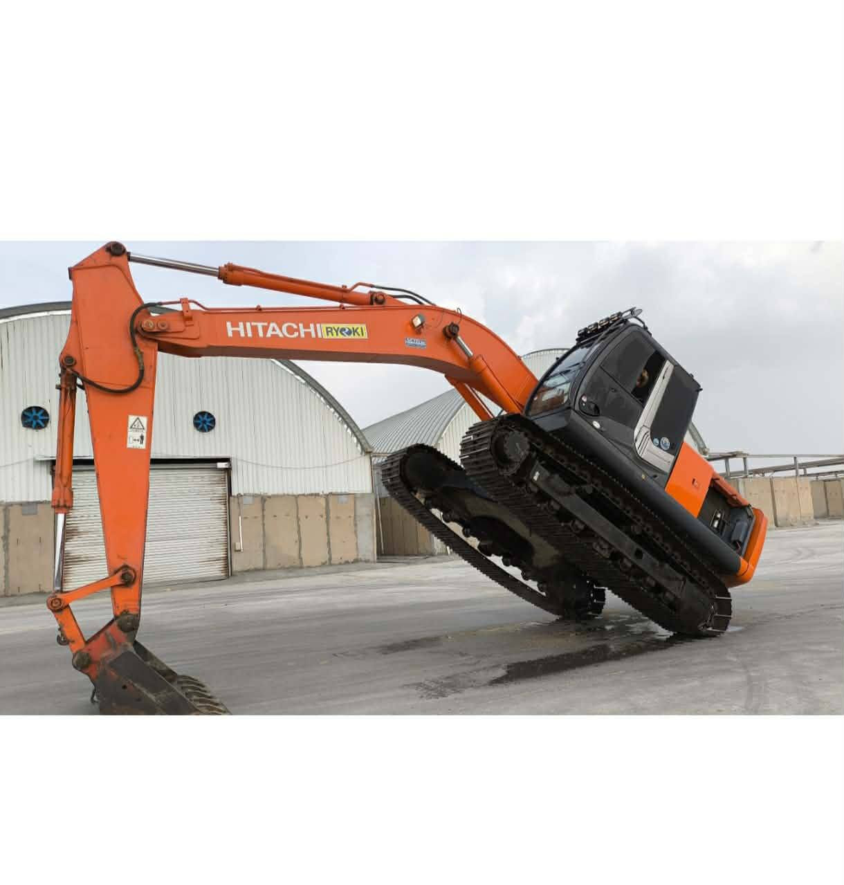 حفارة هيتاشي مديل أثنى عشر مشتغله ثمانية ألف ساعه الحجم 200 بلادية برغي مامفتوح بيها العنوان قضاء غماس. رقم المبايل. 
          ***********
