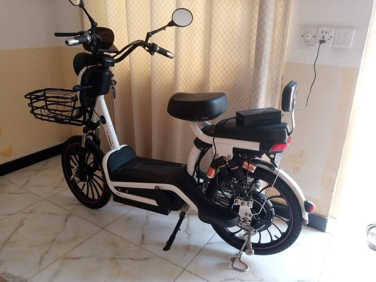 سلام عليكم 
دارجة شحن للبيع 
استخدام 8 اشهر 
بيع ب 150 
الدراجه 6 بطاريات  ضعيفات يعني يمشن 2-3 كيلو 
الدراجه كامله غراضه
باقي التفاصيل خاص
مكاني واسط كوت


**إذا كنت صاحب هذا الإعلان وتريد حذفه لأي سبب، رجاءا أرسل رسالة إلى الدعم الفني**