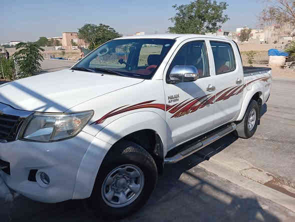 تويوتا هايلوكس للبيع موديل 2013
ماشية 291 الف مابي صبغ بس بارد امخلي سونار رقم و سنوية جديد للاستفسار خابر 
رقم *********** كيفري
