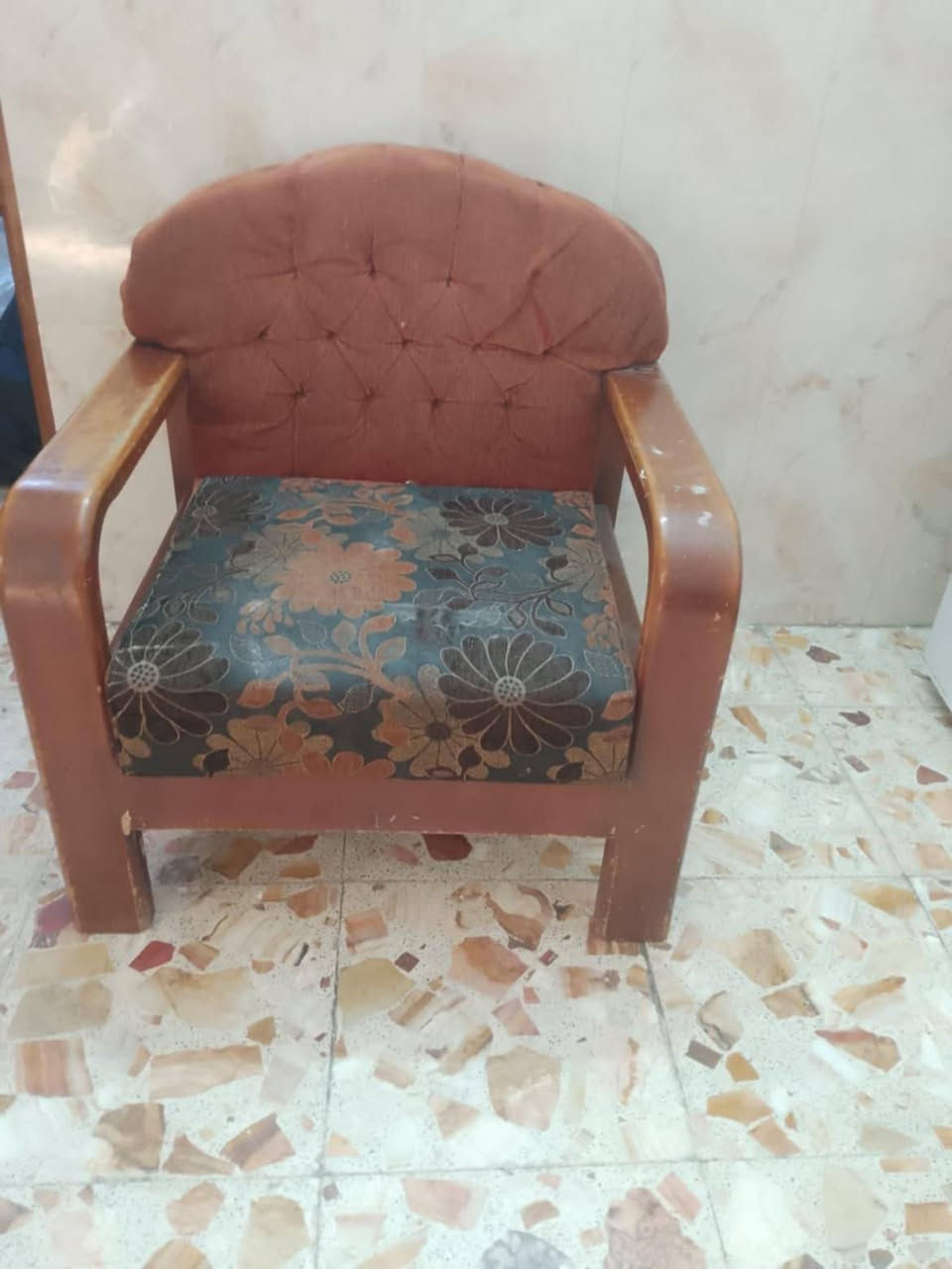 تخم للبيع معقد ثلاثي 
ومقعد ثنائي
ومقعد مفرد السعر ١٥٠ 
وتخم اخر سعره ٢٥٠ الاستفسار ***********
