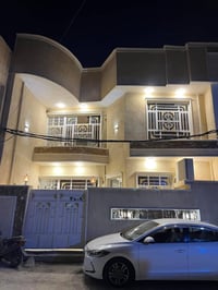 للبيع بيت 100 متر – الخطيب الزراعي الواجهة 8.35 م، والنزال 12 م  🔹 الط...