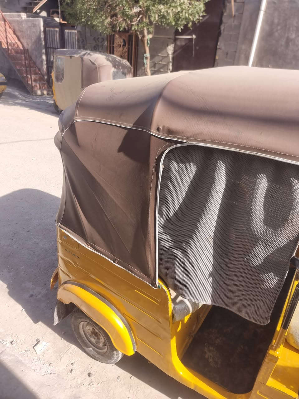 سلام عليكم تكتك البيع 20 بسنويه مسجله 19 رقم انكليزي تحويل ثاني يوم تكتك كامله من كلشي بيه بس بصفحه صبغ كد شبر والباقي كفاله مكينه اكسن لا تنقيص لا تبخير مكينه ناعمه كلش تخم تاير جديد جادر جديد كهربيات كله شغاله *********** مدينه الصدر حي الكوفه
