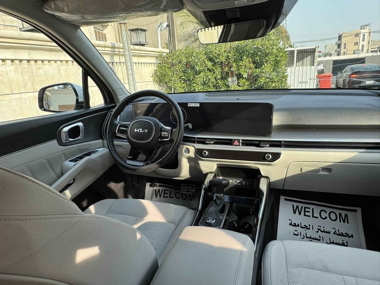 سورنتو 2024   
بدون موصفات 
ماشيه 43 الف 

بيه شخط بل بابين يمين السايق 
مكانه بغداد الداودي 
4 سلندر 
السعر 265 ورقه 
***********
