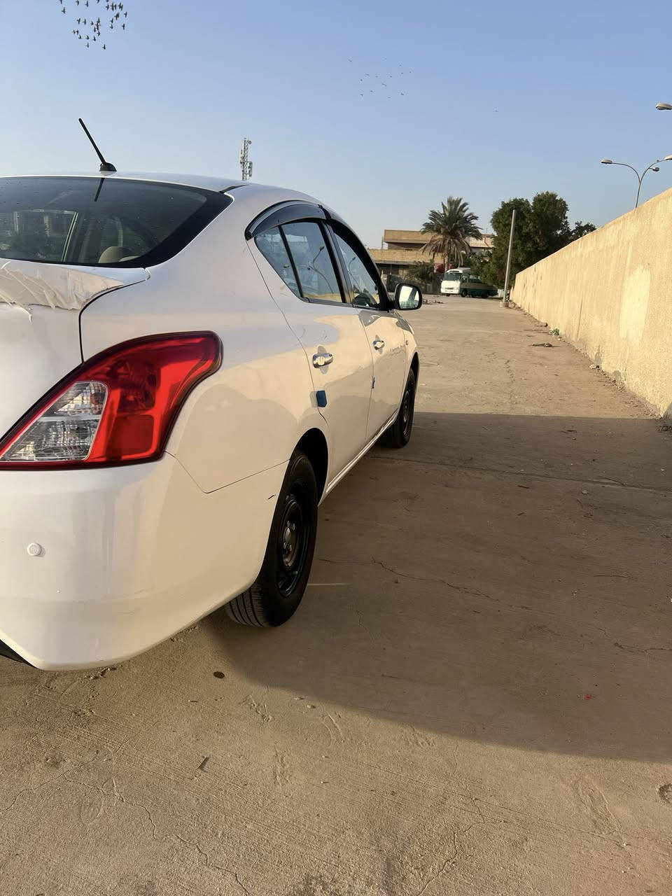 السلام عليكم شباب نيسان صني هندي بليتة زركة للبيع موديل20  رقم الانكليزي الجديد بأسمي  سياره حلوه ومكفوله من الصبغ والحار بيه طخه بسيطة بل باب مكان بغداد المحمودية معروضة ١٠٥ للتصال على الرقم ***********
