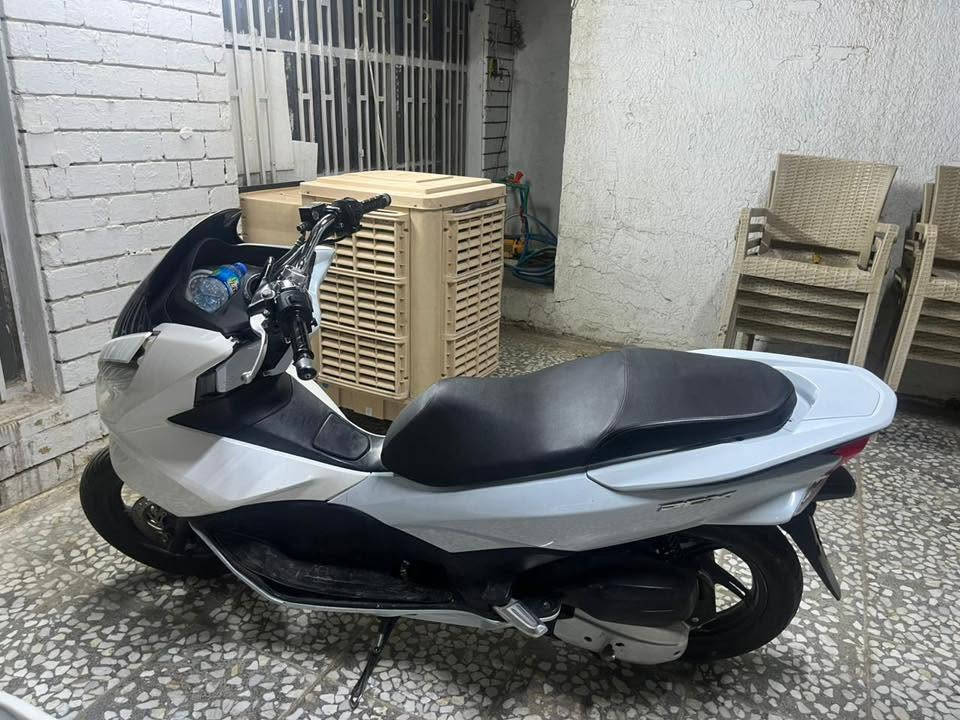 # للبيع_كفرات_2 PCX
السلام عليكم.. عندي كفرات PCx الجيل الثاني
(الخلفي والصفاح) للبيع.
• النوع: تجاري (درجة أولى).
• اللون: أبيض ملكي
• النظافة: 98% (شبه جدد، نظافة عالية جداً).
• السعر: مناسب  
الموقع: بغداد / مدينة الصدر.
ا للشراء والاستفسار يرجى المراسلة واتساب ***********
