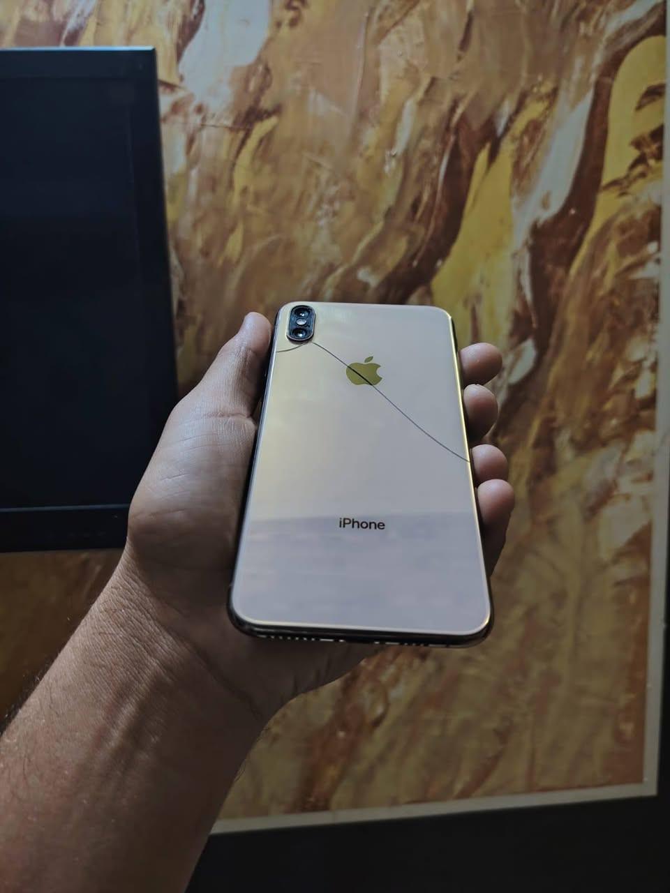 ايفون XS MAXاكس ماكس
لون ذهبي لون مميز 
ذاكرة 256
بطاريه 99مبدله الشحن انساه 
فيس ايدي واكف بلتحديث 
الكاميرا السيلفي واكفه تصليحها ميكلف
الضهر بي فطر بسيط
جهاز نضيف 
وياه كفر 🎁
للبيع او مراوس حسب القناعه 
***********
