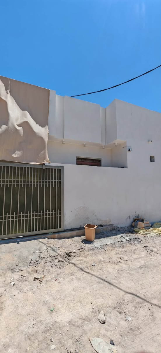 السلام عليكم ورحمه الله وبركاته تحيه طيبه يعلن مكتب عقارات النور الذهبي عن توفر لدينا بيت للبيع مساحه متر طابو زراعي عراقي تاخذ وكاله ونسخه من الطابو من صاحب الرض مباشر العنوان ابي الخصيب ابو الجوزي داخل يبعد عن الشارع السايدين كيلو متر يحتوي على ٣قرف نوم وصاله ومطبخ وديوان وكراج صقير بناء بلوك جديد ثاني بيت عن التبليط النازل خدمات ماه كهربا شارع ٨متر ومدرسة قريبه على المنطقه سعر المطلوب ١١٠مليون وقابل التفاوض أعرض عقارك لدينا ودع لنا النشر التسويق عنوان المكتب ابو الجوزي مجاور معمل الجابري للسخانات نستقبل كافات العروض العقاريه المكتب مجاز قانونيا ***********
