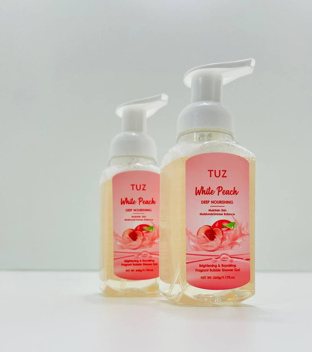 جل استحمام رغوي (Bubble Shower Gel)  

برائحة الخوخ الأبيض (White Peach). 
مميزات المنتج وتفاصيله:
الاسم الكامل: TUZ White Peach Deep Nourishing Fragrant Bubble Shower Gel.
الوظائف الأساسية:
تغذية عميقة: مصمم لتغذية البشرة بعمق.
توازن الترطيب والدهون: يعمل على الحفاظ على توازن رطوبة البشرة والدهون فيها (Maintain Skin Moisture & Grease Balance).
تفتيح وإصلاح: يُستخدم للتفتيح والإصلاح (Brightening & Repairing).
الحجم: يأتي بعبوة وزنها الصافي 260 جرام 
النوع: جل استحمام رغوي عطري يتميز برائحة الخوخ المنعشة.

السعر 10 
#اكسبلور 
#غسول


**إذا كنت صاحب هذا الإعلان وتريد حذفه لأي سبب، رجاءا أرسل رسالة إلى الدعم الفني**