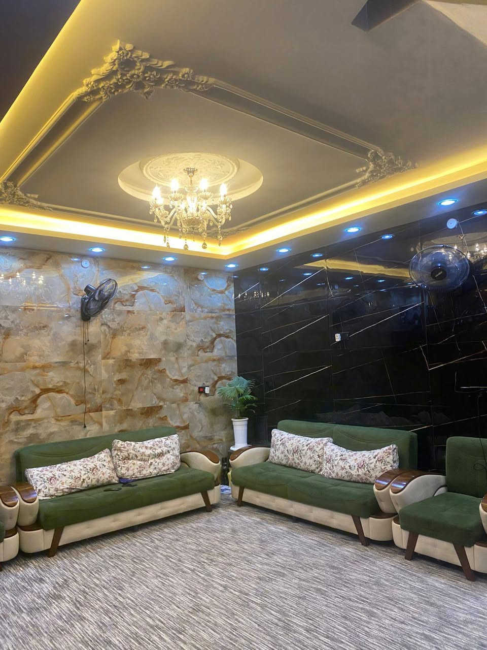 السلام عليكم
يتوفر لدينا بيت المساحه  210 متر  طابو ملك صرف طابقين بناء درجه اولى معاملته كامله واصله التقدير على الماده  20 في النجف حي السلام السعر 300 مليون الشراي يتصل 
***********
***********
