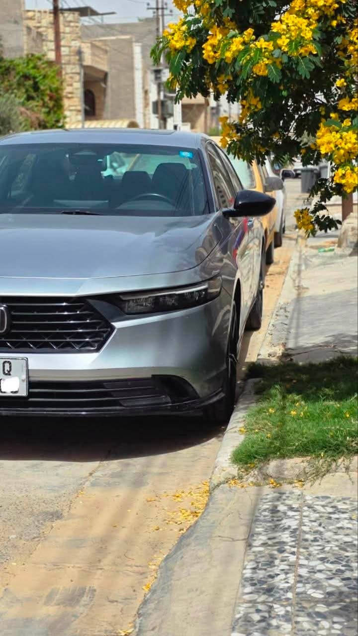 السلام عليكم
هوندا اكورد موديل 23  مواصفات Sport-L 
رقم بغداد بأسمي 
70الف ميل 

-​نظام هجين: محرك 4 أسطوانات سعة 2.0 لتر مع محركين كهربائيين.

-​القوة: 204 حصان وعزم دوران 335 نيوتن متر.

-​ناقل الحركة: E-CVT (إلكتروني مستمر التغير).

-​وضعيات قيادة: (رياضي، اقتصادي، عادي، مخصص).

-فتحة سقف

-المقاعد: الجلد الطبيعي

-​التدفئة: مقاعد أمامية تدعم خاصية التسخين.

-​مقعد السائق: تعديل كهربائي بـ 10 وضعيات مع نظام ذاكرة لحفظ الوضعيات.

-​النظام الترفيهي: شاشة تعمل باللمس قياس 12.3 إنش.

-​الاتصال: دعم لاسلكي لنظامي Apple CarPlay و Android Auto.

-​لوحة العدادات: شاشة رقمية بالكامل قياس 10.2 إنش.

-​تثبيت السرعة: رادار تكيفي (ACC) يحافظ على المسافة مع السيارات الأمامية.

-​البقاء في المسار: نظام التحذير من الخروج عن المسار والمساعدة في البقاء داخله.

-​التنبيه: نظام مراقبة النقاط العمياء ومستشعرات لحركة المرور الخلفية.

-​الطوارئ: نظام فرملة تلقائية عند استشعار خطر التصادم.

حادث خلفي بدون أيرباك وضع بلادي 
جاملغ الخلفي الايمن بارد ،جاملغ الخلفي الايسر بارد مع صبغ
صور الحادث واتساب 
***********
