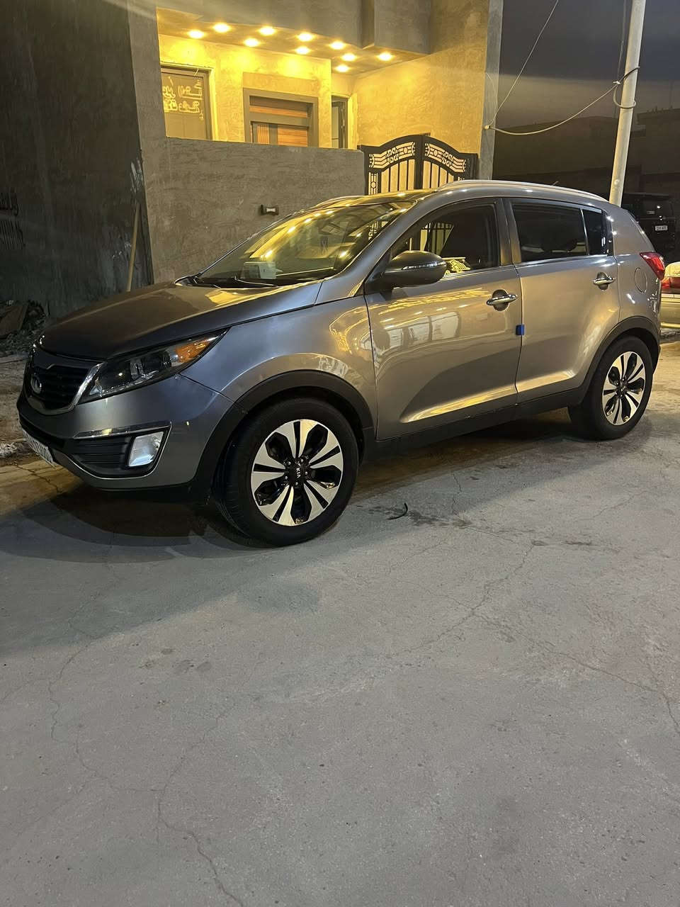 السلام عليكم للبيع كيا سبورتج موديل ٢٠١٣ فول مواصفات sx  
١. بصمه 
٢. ⁠بانوراما 
٣. ⁠كشنات جلد 
٤. ⁠شاشه اندرويد 
٥. ⁠كامره اماميه 
٦. ⁠كشنات تدفئه تبريد 
٧. ⁠مانع انزلاق 
٨. ⁠تبريد شاشه ❄️ 
٩. ⁠فول تحكم ستيرن 
١٠. ⁠حساسات 
سياره جاهزه ما تصرف عليها دينار رقم جديد مكانها الغزاليه نهايه شارع البداله بيها مكانات صبغ أبيع حزام شرط بدون دواخل لا شواصي ولا لغود للاتصال *********** السعر 110 وبيها مجال شي قليل
