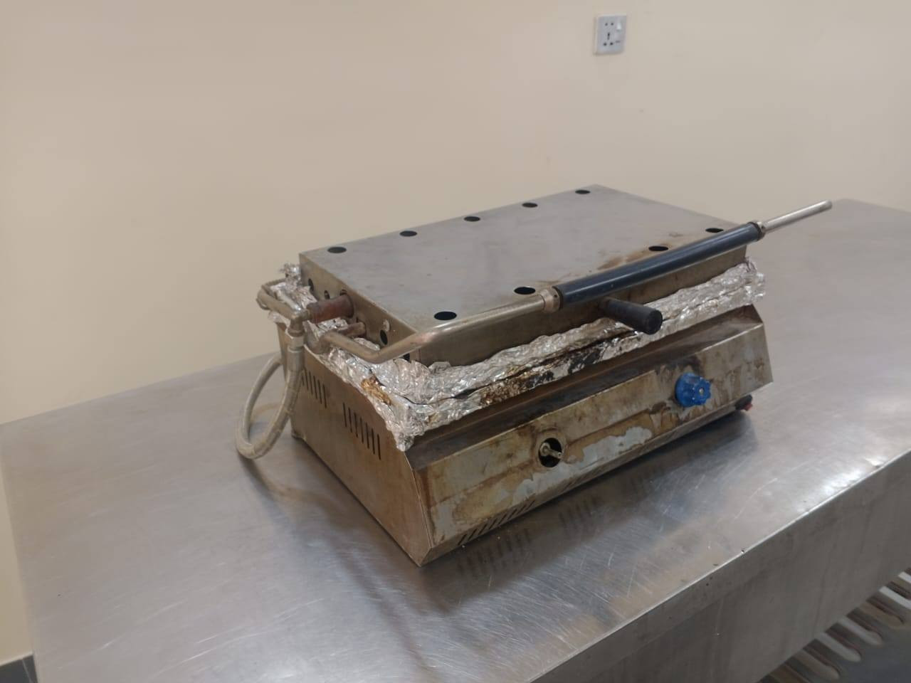 سلام عليكم  غراض مطعم بغداد حي السفير ***********
ميز سل ستيل  ايطالي عرض 80سم ارتفاع متر 

كابسه صاجيه غازيه ايطالي شغاله
