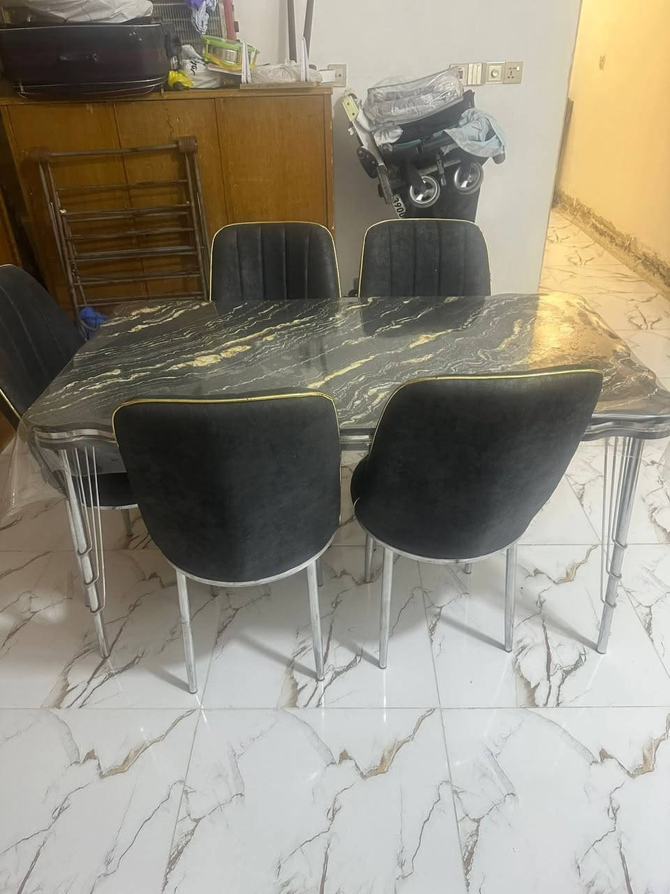 ميز طعام خشب تركي وياه خمس كراسي العنوان حي اور قرب فلكة صباح الخياط
الرقم= ***********
