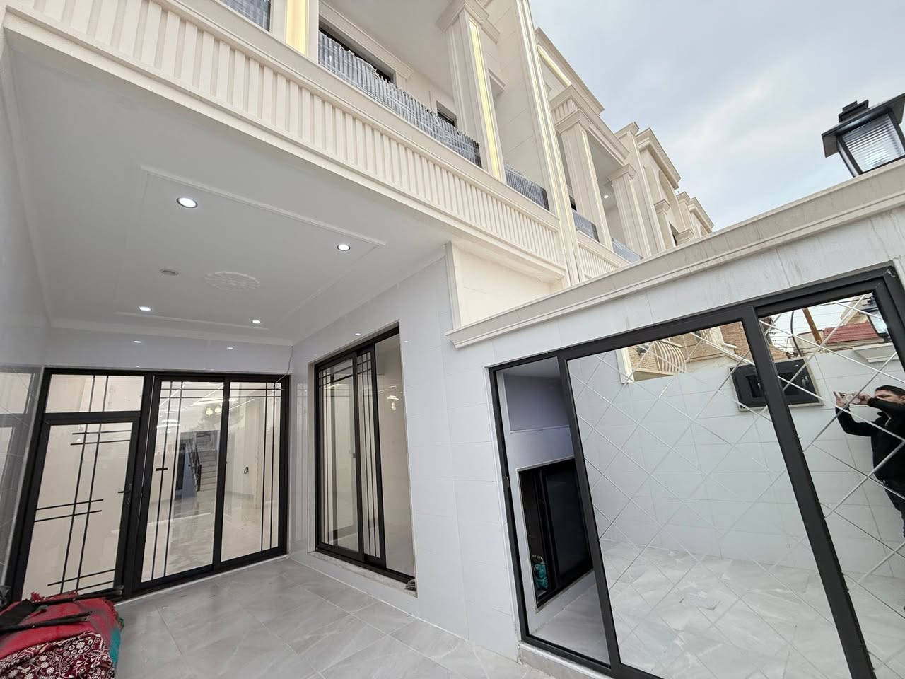 منزلين للبيع في منطقة خمسه حصاروك 125متر مقابيل حديقه قرب شارع 120 ومجدي مول للتواصل *********** واتساب
