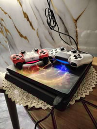 بلايستيشن ٤ مهكر • ٥٠٠ جيجا • ذراعين