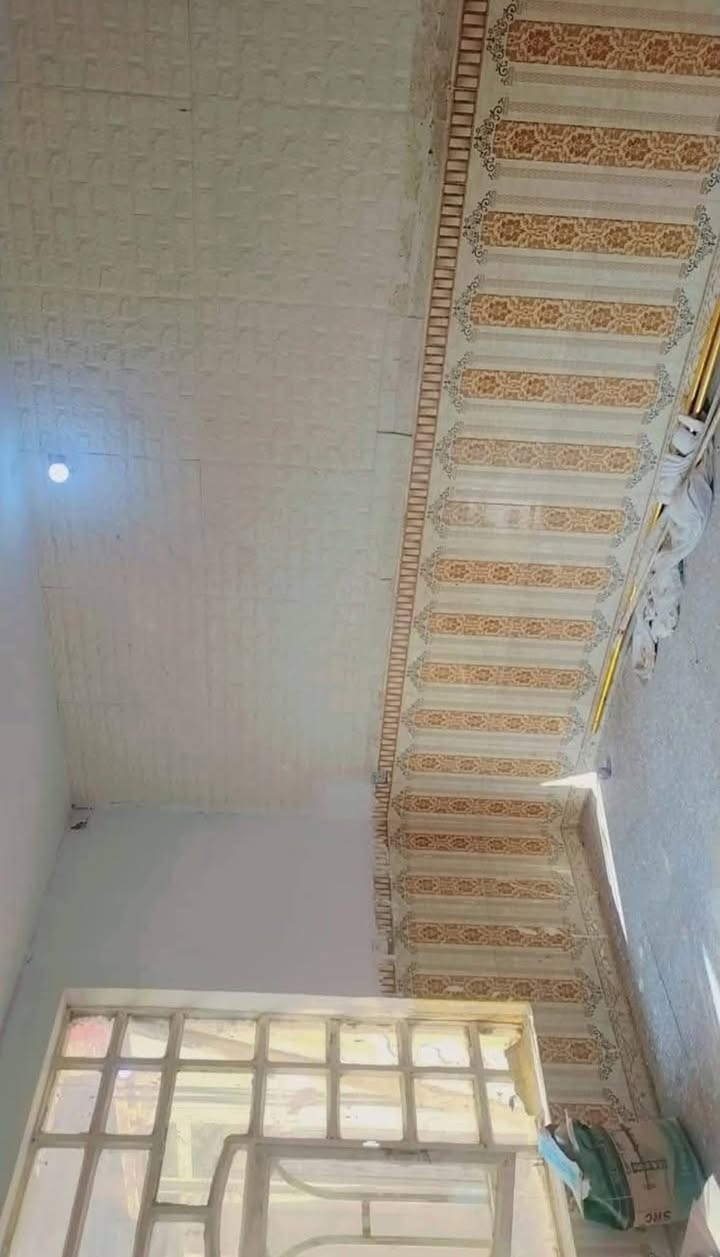 للبيع بيت  ٤ غرف نوم مدخلين ٣طوابق صطحين ركن في المخابرات واقع حال ٨٧ متر ركن في السند ٧٥ متر

النضيف وماجر قرب تقاطع الجريخي شارع الصيدليه

السعر ٧٨ مليون الاتصال ***********
