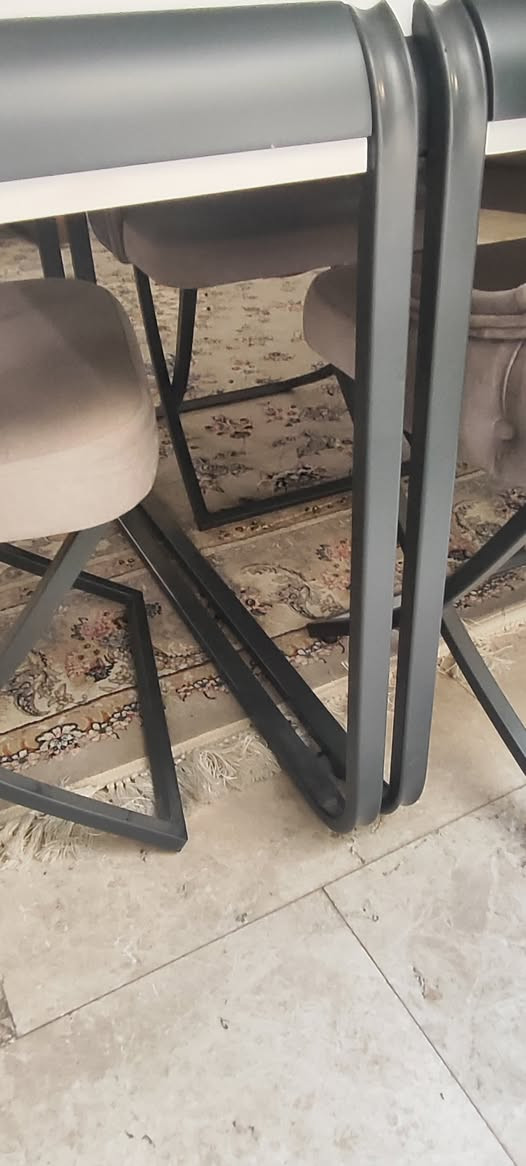ميز طعام مع ست كراسي نظيف للبيع ،،،
سطح الميز خشب ثقيل مصبوغ صبغ سيارات حراري والارجل حديد مصبوغة صبغ حراري رصاصي غامق ،،الكراسي موديل راقي قماش رصاصي فاتح والارجل حديد رصاصي غامق ،،،قياس الميز 190سم ×90سم 
السعر 750 الف
الجاد بالشراء يتصل الرقم *********** عالواتس اب 
المكان زيونة
