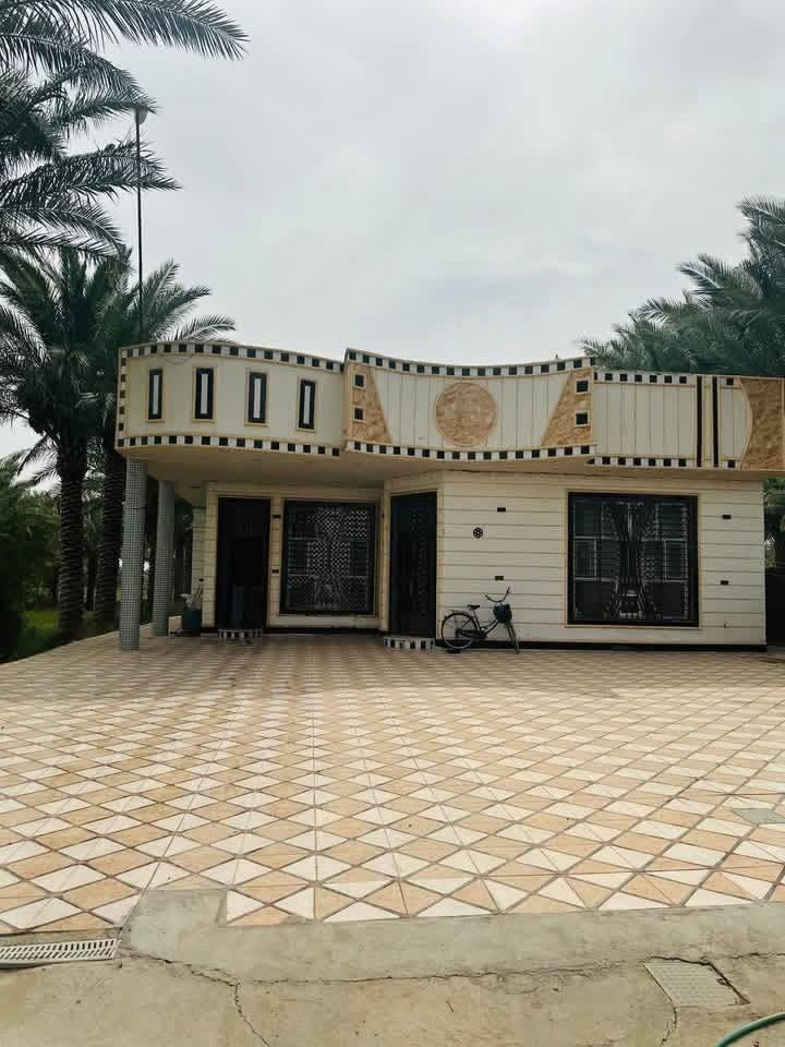 السلام عليكم (بيت للبيع مساحه البناء 350 متر  طابو سند 25 وطارمه كبيره وكراج كبير للسياره بناء حديث 2020 صب كونكريت درجه اولى يحتوي على مطبخ وصاله و3غرف نوم واستقبال وصحيات خارجيه وداخليه وبيتونه كبيره 

(ملاحظه)
 
البيت وياه مشتمل صغير يحتوي على مطبخ وصاله وغرفه وصحيات )
اضافه الى دونم   ارض زراعيه  
المكان بابل القاسم (ع) 
 شارع الطابو  قريب على مدرسه الشهيد المنتضر 
للاستفسار ***********
