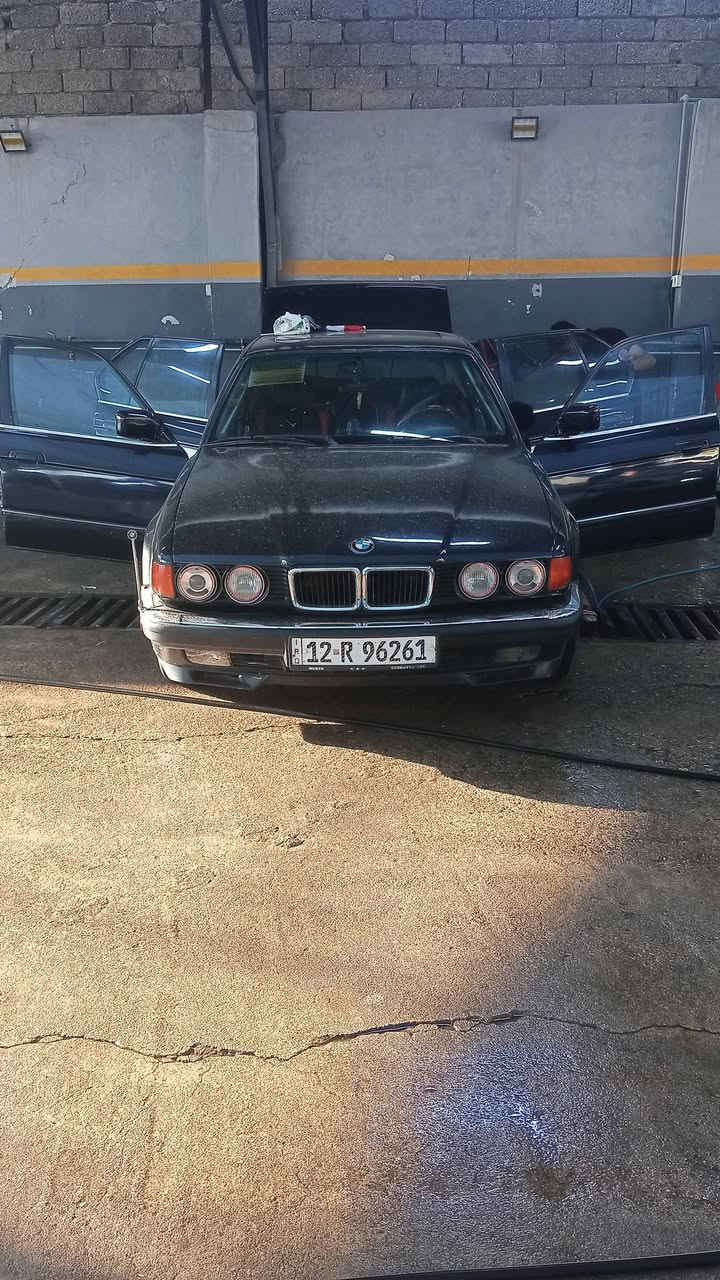السلام عليكم bmw735 محرك شرط كير (عادي ) موديل 1992
تبريد قطعتين شغال 
كهربائيات شغالهصدر امامي خلفي جديد
طخم تايرات 
ويل كب نجمه بس الويل 350$
غرفتها حلوه 
مصبوغه عام ميتاليك600$ 
سياره متعوب عليها تاريك للبصره سياره شلعه ومعدل 
مختصر الكلام طياره بالكاع السعر 54 وبيها مجال 
*********** *********** مكاني موصل الايسر
