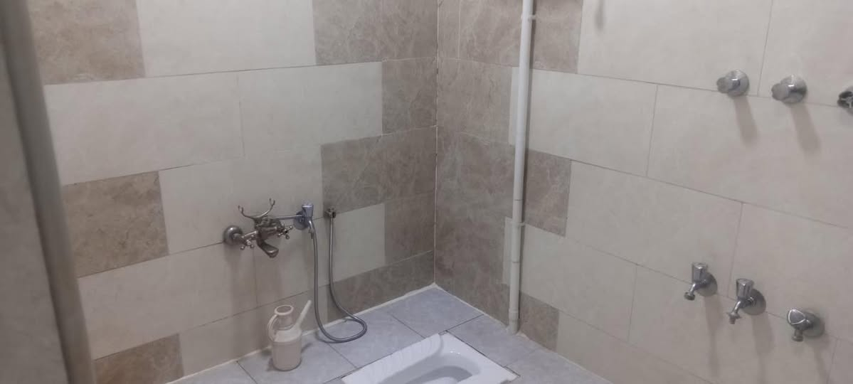 سم الله الر حمن الرحيم   توفر دار للبيع في البلديات حي التجار محله 728. مقابيل الأمن العام ثالث بيت عن الشارع العام فرع نافذ الي بل قرب من مدخل القوات البيت مساحته 240م 
الواجه 7.5نزال 32 البيت يحتوي على 
الطابق الأول 
1- يحتوي على كراج وحديقه 11م مع صحيات ومغاسل خارجيه 
2-استقبال 10*4
3-مطبخ بارد 6م مطبخ حار 
4-صاله كبيره+منور كبير
5-حمام +صحيات3.5*25
6-ترك خلف البيت العرض 6النزال 1.5
7-غرفه نوم كبيره سويت 6.5*4غربي
8-ارضيه البيت مرمر
الطابق الثاني
غرف نوم عدد3 واحده سويت نفس مساحات الطابق الأرضي يحتوي على بلكونه عدد2 واحده كبيره مطله عل شارع  معلومه مهمه الطابق الثاني يحتاج على بياض وكاشي
الطابق الأخير 
يحتوي على سطح عدد 2 مطبك شتايكر درجه اوله +بيتونه 10*7.5+شباك مطل عل قنات وه شقق زبونه
البيت بسعر خيالي جداً بسعر ارض والمكان مايتعوض فول هنيئن ليأخذه  ال استفسار الاتصال على الرقم ***********
