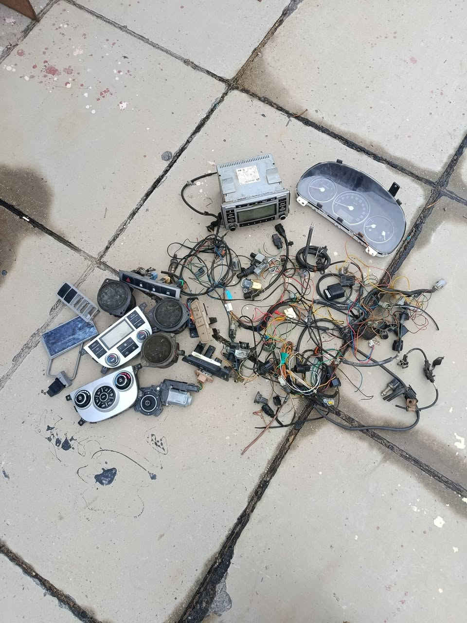 السلام عليكم غراض سنتافي قيم وأخذ ، ابيع شلع ، غراض مال حاويه ونظيفه للتواصل ***********
