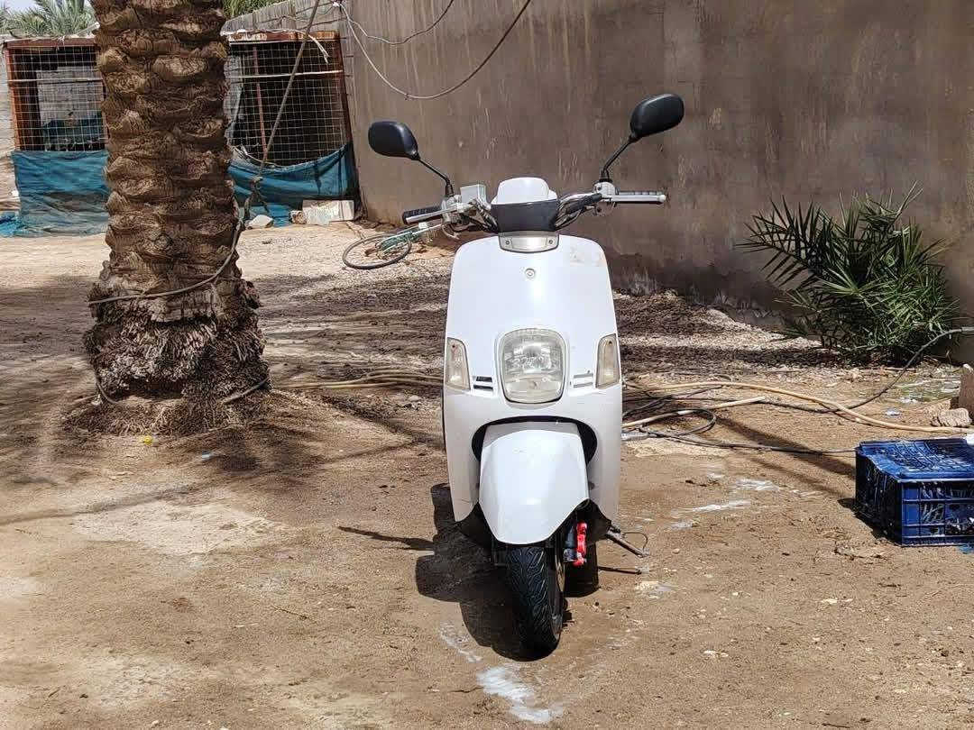 السلام عليكم
بوليسي نضيفة ما مفتوحه الكهربائيات كلها شغالة
رايدها ب ٦٧٥ ألف وبيها مجال 
الاتصال
‏‪***********‬‏
