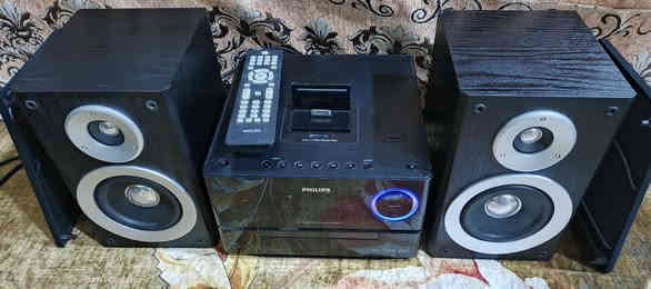 السلام عليكم ..
جهاز سيستم ماركة فلبس بمواصفات حديثة و رائعة .كهرباء ٢٢٠ فولت ..جهاز بلادي بدون تصليح او ضرر نظافة بحدود ٩٠ % و شغال بالكامل ...مع ريموت اصلي واريل للراديو وكيبل كهرباء..
اخراج الصوت للسماعات  ٦٠ واط .كل تك ٣٠ واط 
سماعات من الخشب ارتفاع ٢٣ ونص سم والطول الكلي مع الجهاز ٣٥ سم .
المواصفات : 
مشغل اقراص   DVD و CD وMP3 .يعرض صورة و صوت عالتلفزيون 
فلاش رام 
راديو باحث FM .مع خزن قنوات مفضلة
٢ اواكس مضخم صوت للنقال او الشاسة او  أي جهاز تكدر تربطه عليه .
و يدعم ربط بلوتوث خارجي عالاواكس .
قاعدة لربط ايبود مشغل صوتي .
مع خاصية ايكولايزر للتحكم بالصوت بالكامل وخاصية تضخيم البيز XBass .
و نشرة ايكولايزر مع الصوت في واجهة الجهاز 
شغل الجهاز جدا ممتاز عالي ومجسم مع تضخيم بيز 
السعر  ٦٠ الف نهائي اخوان ..اي استفسار او للمراسلة موجود خاص او *********** البصرة 
موجود توصيل شركة .
