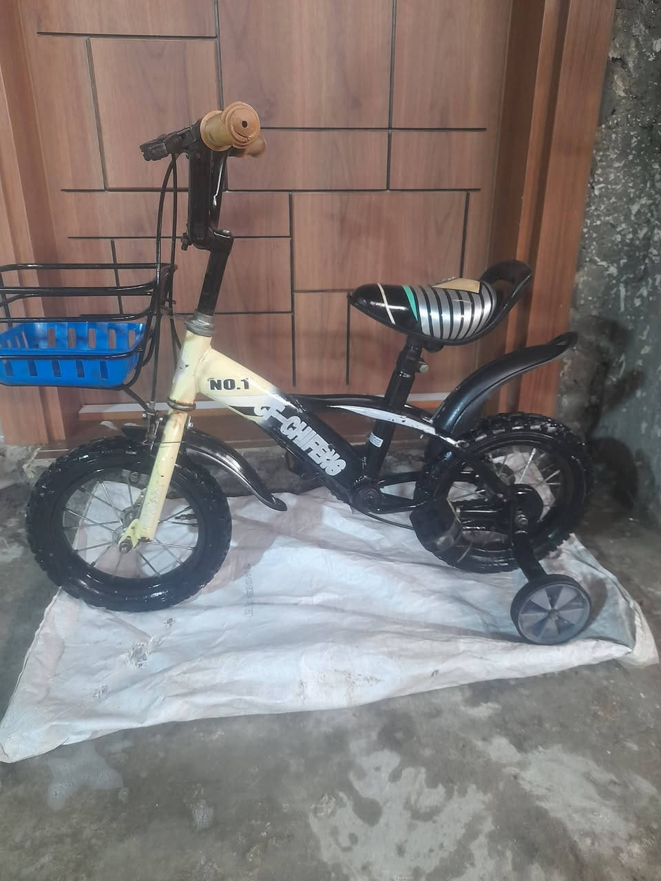 السلام عليكم باسكلات حجم ١٢ نوعية ممتازة ونظافة كلش كاملات من كلشي اي نقص مابيهم ابو السلة ٢٥ الف والثاني ٢٠ الف وسكوتر أوربي ١٥ الف وثلاث تايرات ١٥ الف بعقوبة التحرير ***********
